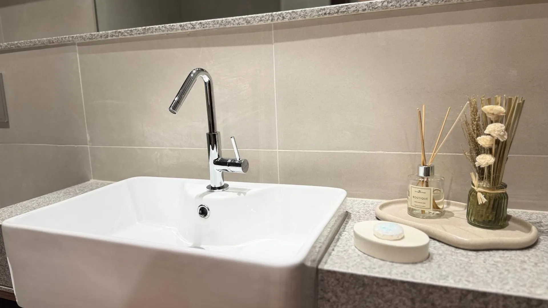Ashri Luxe Apt On Sheikh Zayed 5 Mins Downtown Dubai Near Metro 0*,  United Arab Emirates